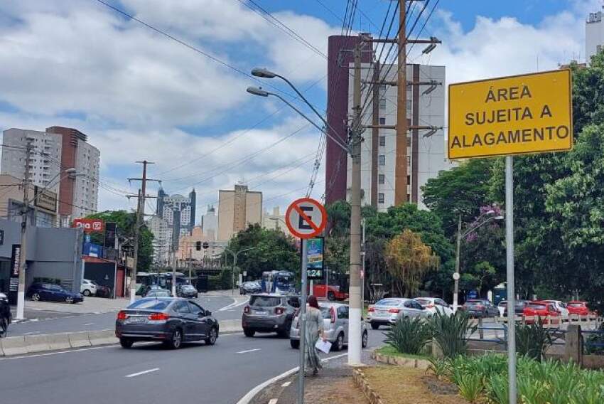 Nova placa instalada na Avenida Orosimbo Maia; sinalizações anteriores já foram colocadas, mas sumiram com o tempo