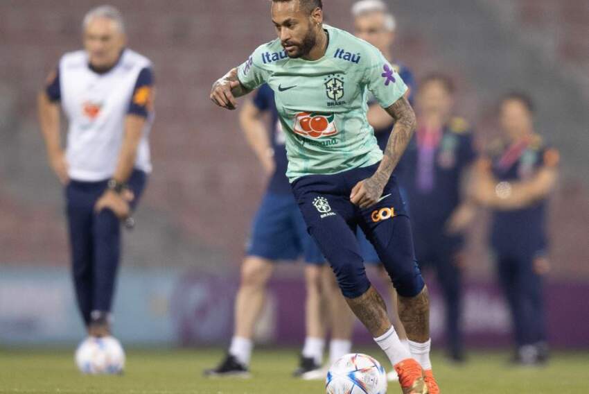 Neymar treinou com a seleção no CT, em Doha