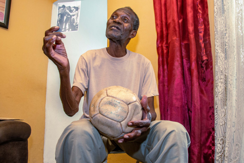 Lourenço faz parte do pequeno grupo de goleiros que conseguiram o feito histórico de pegar um pênalti de Pelé