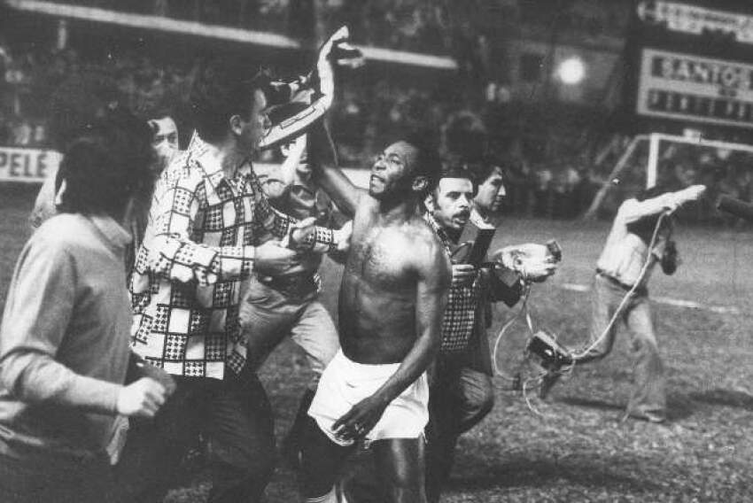 Rei Pelé deu uma volta olímpica na Vila Belmiro, após ser substituído no confronto contra a Ponte Preta, no dia 2 de outubro de 1974