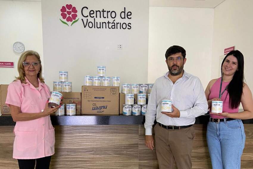 Silvio Prieto e Tassiana Sousa da Sicoob Cred - Acif entregaram mais de 300 latas de suplemento alimentar para o Centro de Voluntários