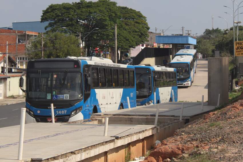 Ônibus parados no Terminal Vida Nova. A parada do BRT está incompleta, e ainda não há prazo para licitação do trecho abandonado por construtora