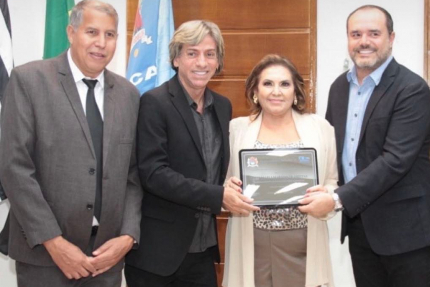 Marcelo Tidy, Well Miguel e Anderson Pinheiro agraciando a empresária Noedi Martins de Freitas na Câmara de Franca