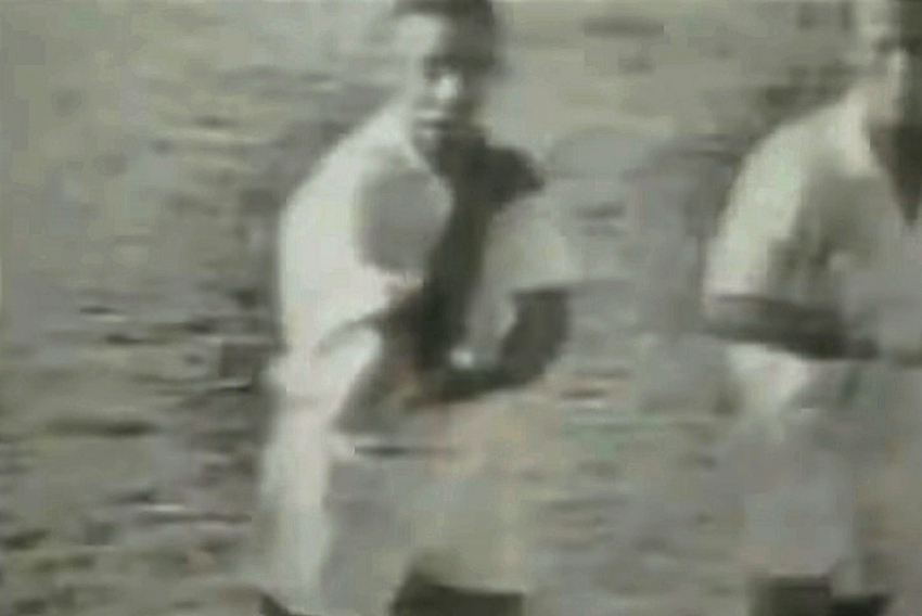 Pelé esfrega o cotovelo após marcar o último gol