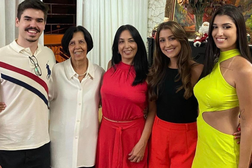 Audinha Faria Sanches com a filha Daniela Mandel e os netos Matheus, Gabriela e Manuela na Ceia de Natal