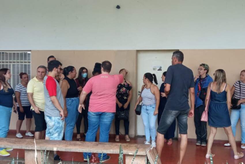 Ontem de manhã, professores do Estado se reuniram com a Apeoesp para discutir a situação (foto ampliada no final)