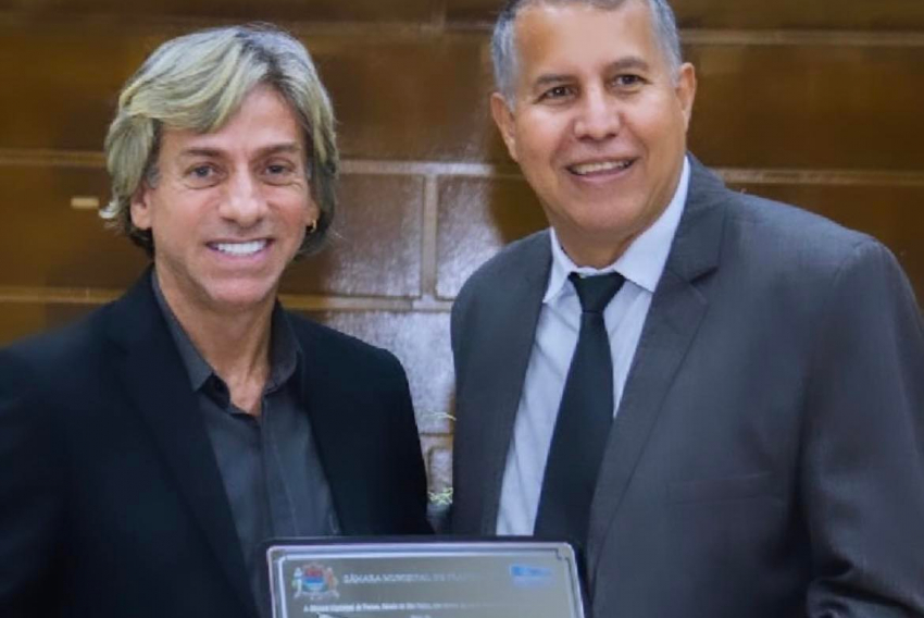 Vereador Marcelo Tidy homenageando Well Miguel pelo Dia do Colunista Social