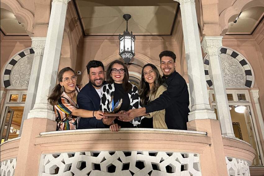 Equipe da Difere Comunicação, que recebeu o prêmio em São Paulo: Raquel Sarti, Mikael Corrêa, Caroline Paganeli, Mariana Alves e Willian Pereira