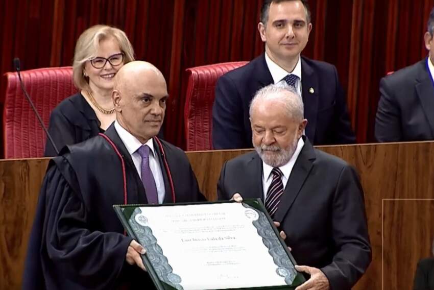 Lula recebe o diploma do presidente do TSE, ministro Alexandre de Moraes