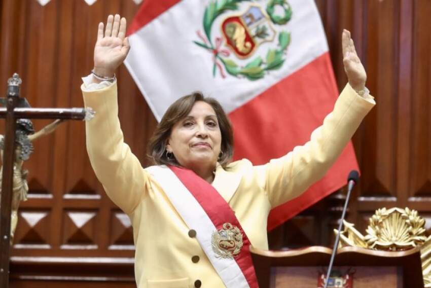 Dina Boluarte é a nova presidente do Peru depois de Castillo
