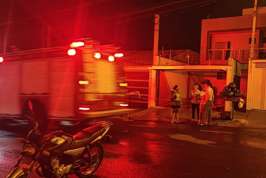 Movimentação em frente ao imóvel que pegou fogo