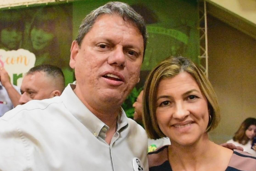 Com o governador eleito de São Paulo, Tarcísio de Freitas, está a deputada estadual Graciela David Ambrósio