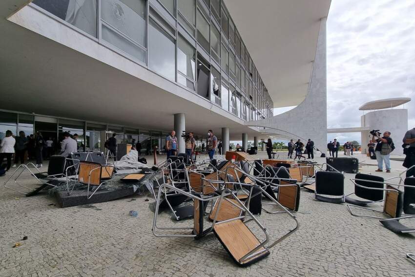 Cadeiras em frente  ao Palácio do Planalto totalmente destruídas