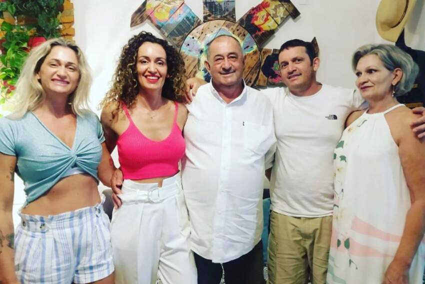  Vilma e Carlinhos Pigrucci preparam hoje aquele almoço especial no Rancho JP. Na foto, o casal com os filhos Juliana, Joyce e Jean