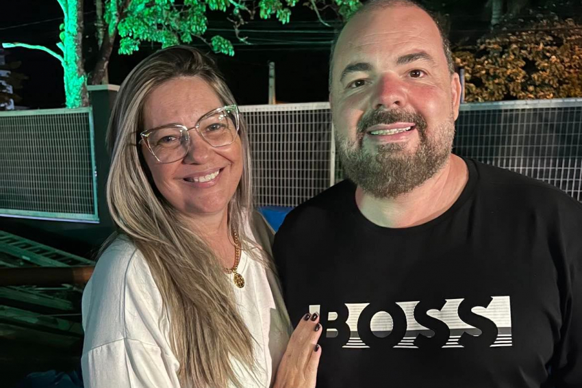 Com a diretora da Sensation Ingressos, Elisangela Santos, está o promoter Ronaldo Moka, que promete movimentar 2023