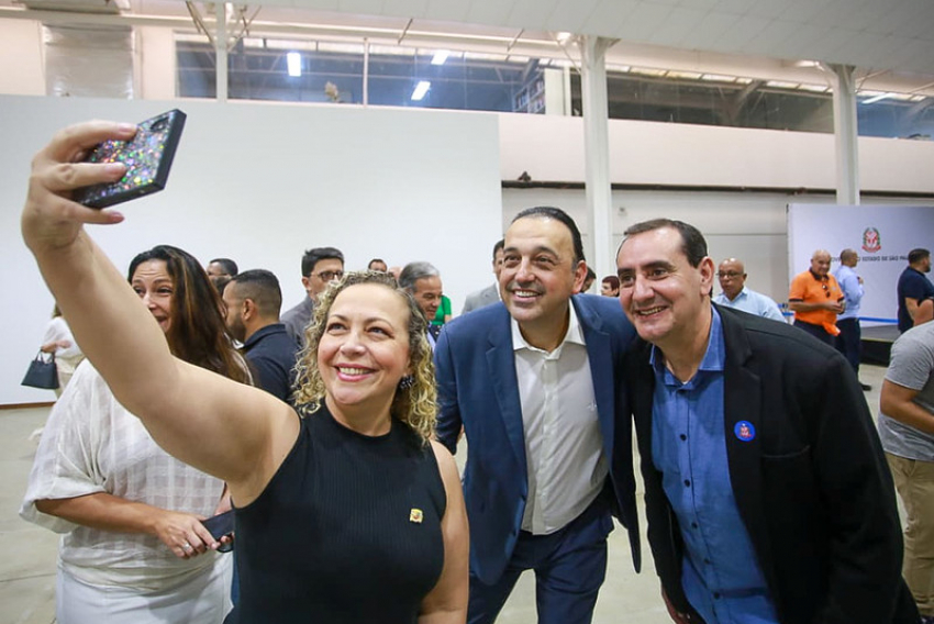 Felicio e o prefeito de São José, Anderson Farias, tiram foto durante encontro de prefeitos 