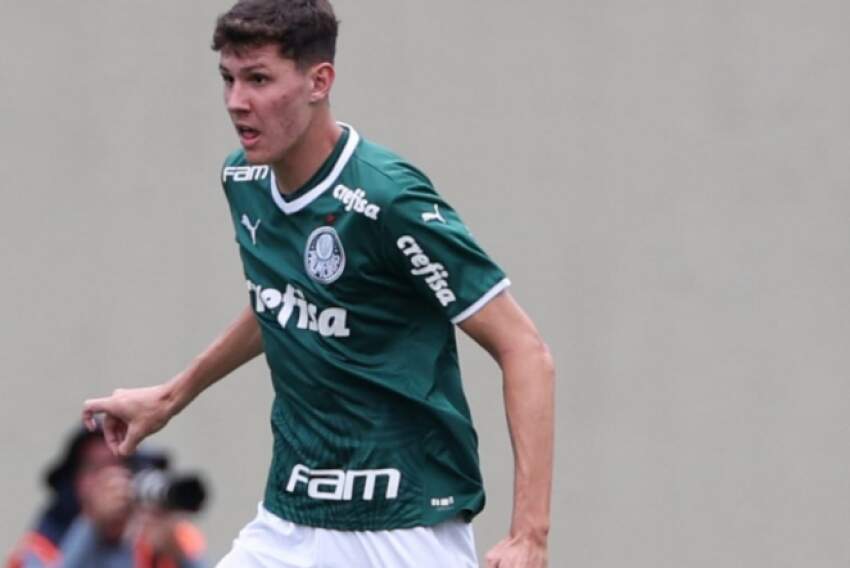 Jogador do Palmeiras, Luís Gustavo Rancholeta Benedetti, de 16 anos, comemora a convocação (veja mais fotos no final)