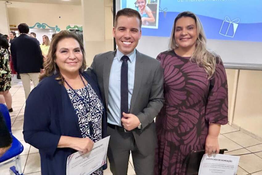  Mãe e filha, empresárias e beneméritas da Apae, Noedi Martins de Freitas e Fernanda Peixoto e Castro, com o apresentador Tiago Valentin