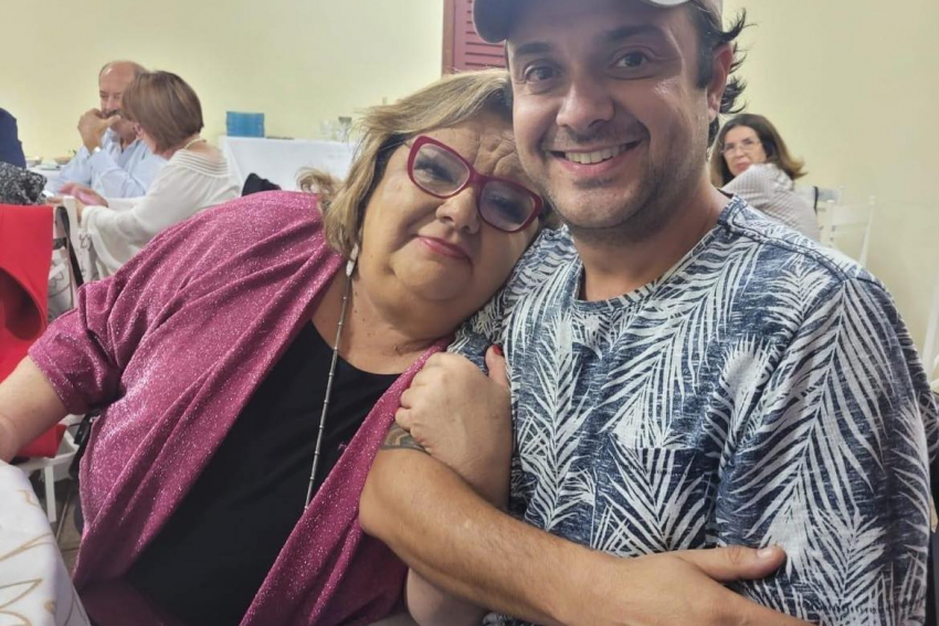 Maura Haddad França em clique pra lá de especial com o filho Guilherme França em noite de pique-pique