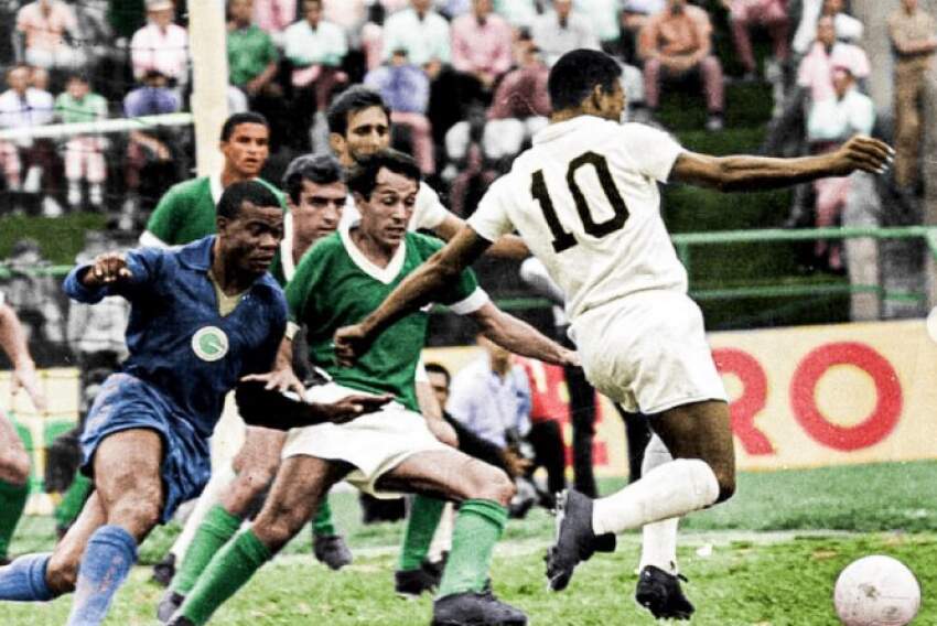 Milton dos Santos, no centro da imagem, disputando a bola que está nos pés de Pelé, em um jogo de Guarani e Santos no Brinco de Ouro em 1967