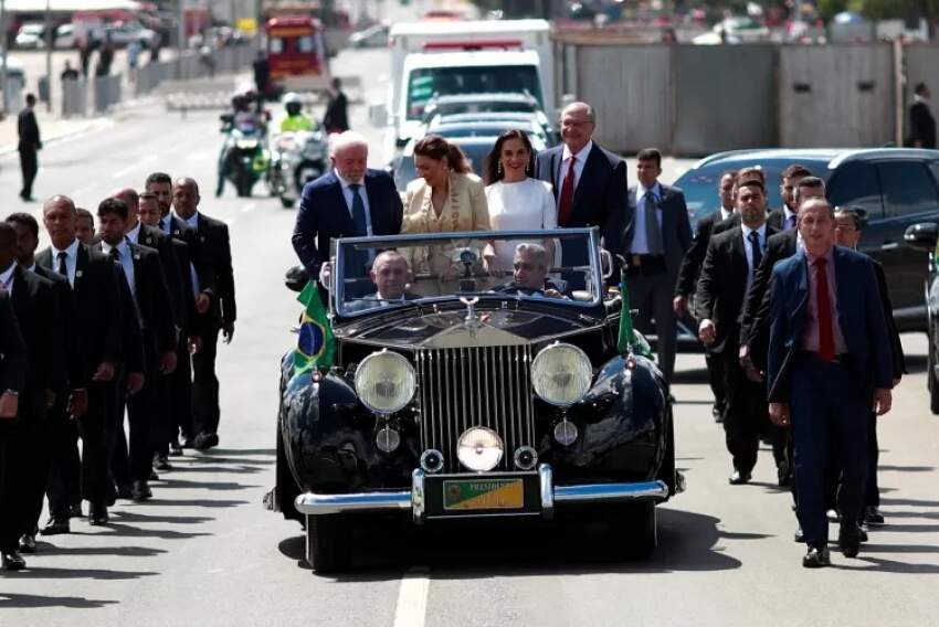 De Rolls-Royce, Lula desfila em carro aberto