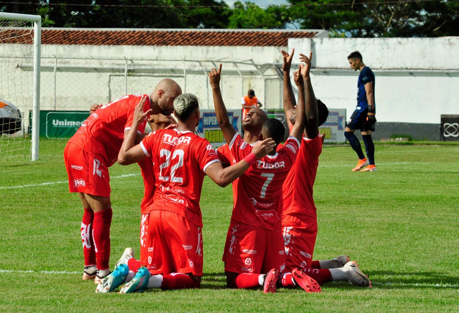 Jogadores comemoram o gol de Luiz Thiago neste domingo. Foto: Bruno Freitas/Noroeste