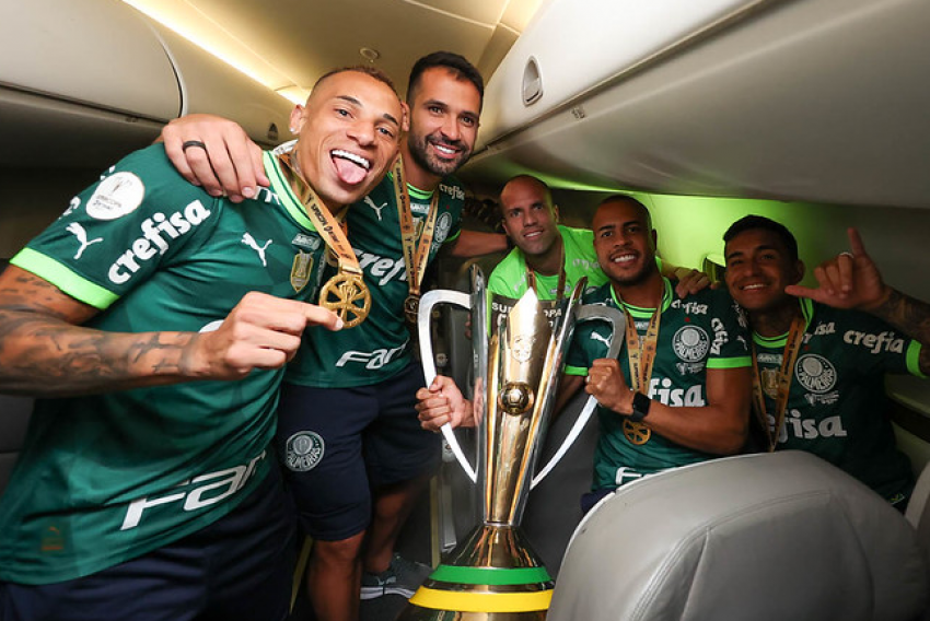 Breno Lopes, Luan, Marcelo Lomba, Mayke e Dudu (E/D) comemoram a conquista da Supercopa do Brasil 