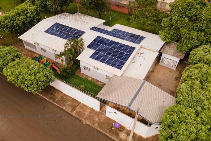 Unidades escolares da rede andradinense com painéis solares, um dos exemplos de investimento em energia limpa
