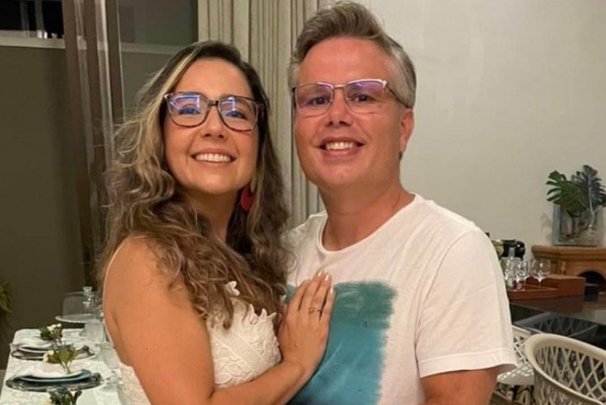 Com a mulher Fernanda, Maurício Morelato, superintendente do Franca Shopping