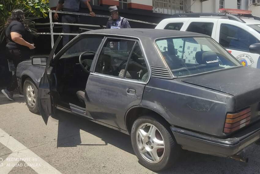 Carro é usado por criminosos durante assaltos