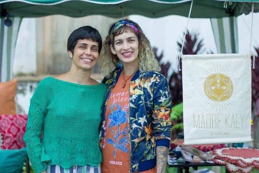 As artesãs e amigas Bruna Moreira e Flávia Pio vibram com os primeiros passos do ateliê Madre Kaly 