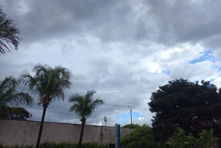 Céu visto do bairro São José, por volta das 14h desta sexta-feira