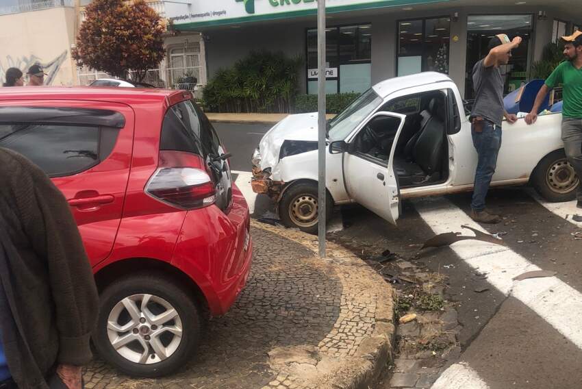 Uno avançou a calçada e bateu no muro de uma clínica; e frente da Courier ficou bastante danificada