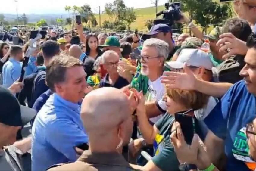 Bolsonaro cumprimenta apoiadores em São José dos Campos