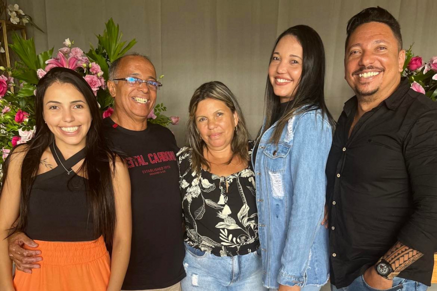 Lucimar Abreu com o marido Vanir Silva e os filhos Roberta, Marcela e Bruno, em festa surpresa pra lá de animada