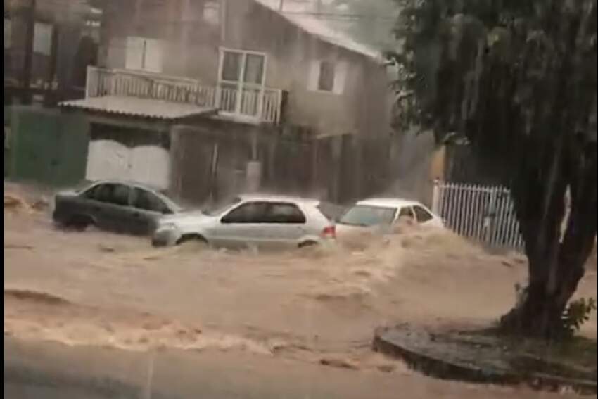 Enchente arrasta carros no Jardim Santa Lucia