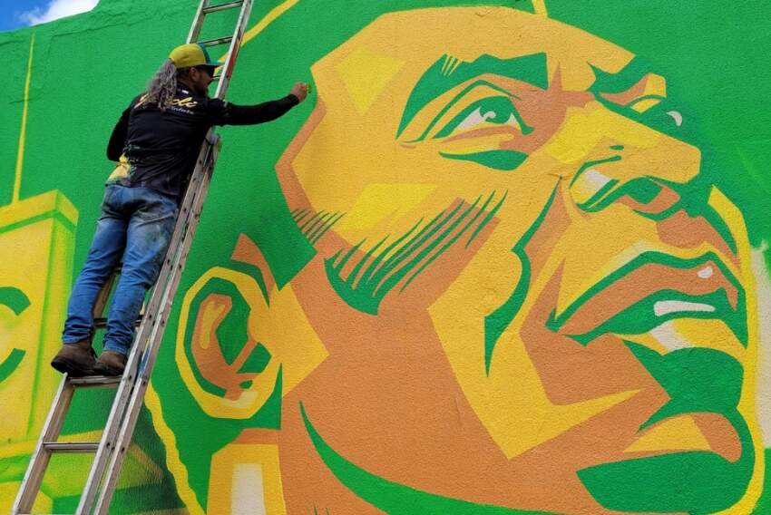 Arte em muro de estacionamento na av. Nações Unidas, pintada pelo artista Jucelino Francisco Souza, relembra a passagem de Pelé por Bauru (veja no final)