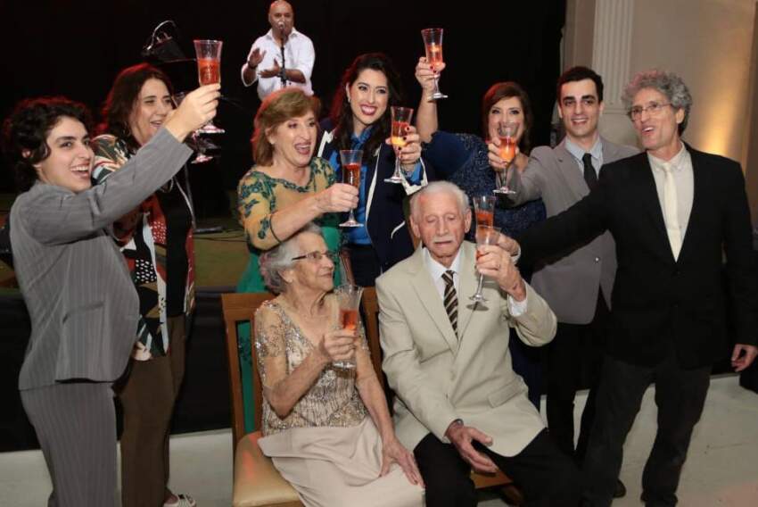 No momento do brinde, Mário Ferraro e Maria José rodeamos pelos filhos e netos