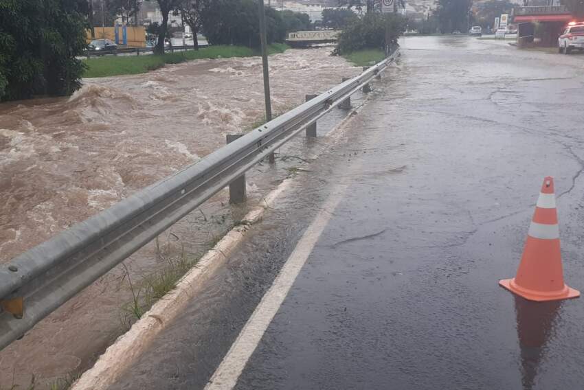 Córrego da avenida Alonso y Alonso transborda por conta do temporal que caiu na cidade na tarde desta 3ª feira