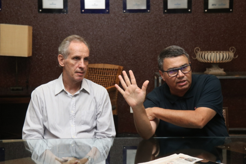 O presidente da comissão municipal da federação PSDB-Cidadania, Arnaldo Ribeiro (à direita), ao lado do vice-dirigente Caio Coube, nesta segunda (23)