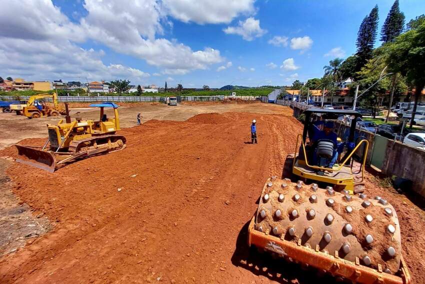 A obra está agora na fase da terraplanagem, serão 25 mil metros cúbicos de terra retirados de terreno próximo à Avenida Bertioga