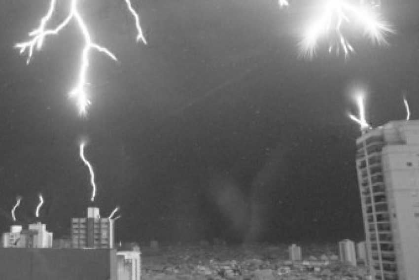 A imagem mostra vários para-raios tentando se conectar à descarga que desce