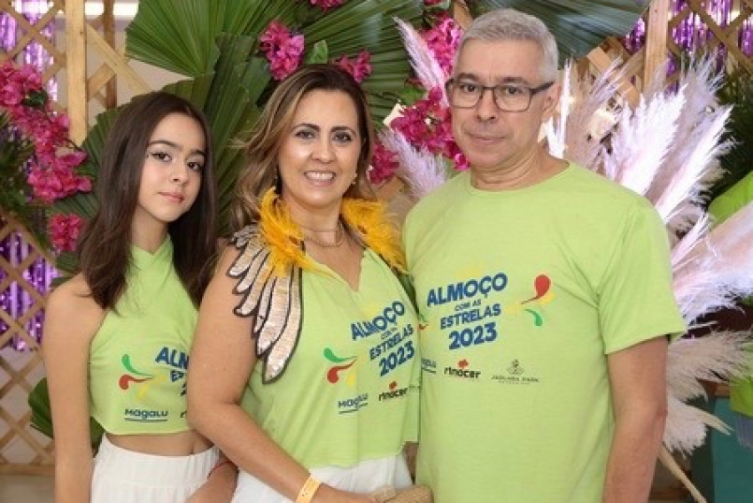Linda, Ana Luiza, com a mamy médica cardiologista e gestora da Unimed, Gislaine Almeida, e seu pai José Luís Monteiro