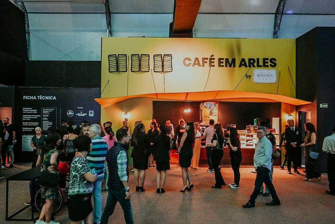 Café na exposição remonta à aparência do Café de Arles frequentado por Van Gogh em Paris