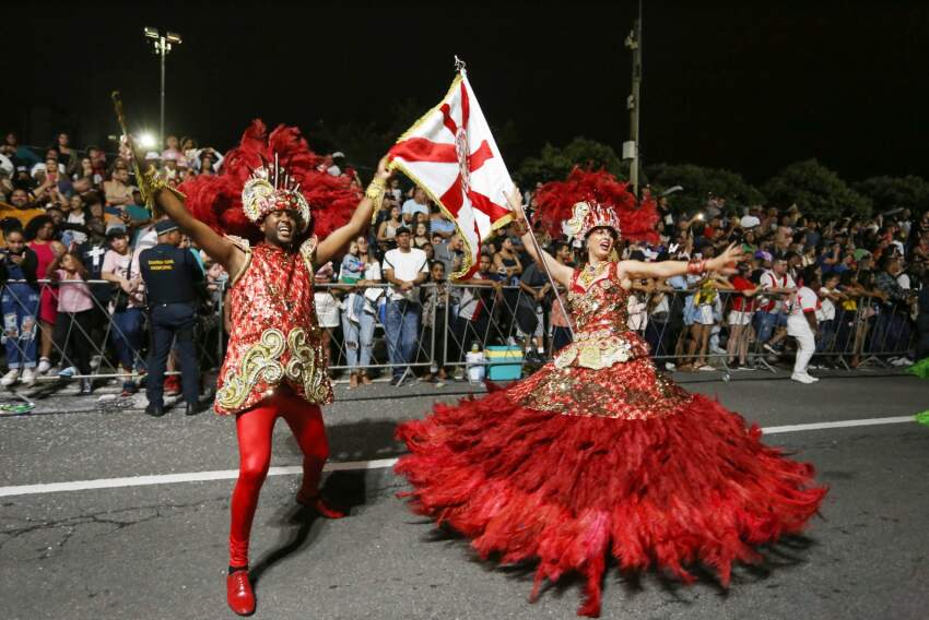 Unidos do Álcool comemora tricampeonato no Carnaval de Jacareí