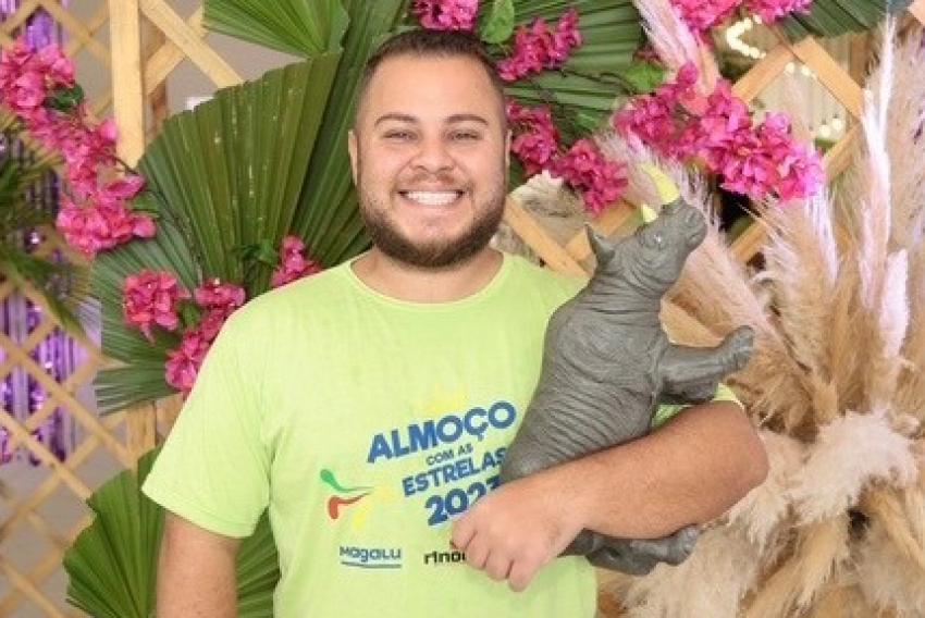 João Rinoceronte, diretor da Rinocer Gastronomia e Imobiliária, exibindo seu símbolo, o rinoceronte