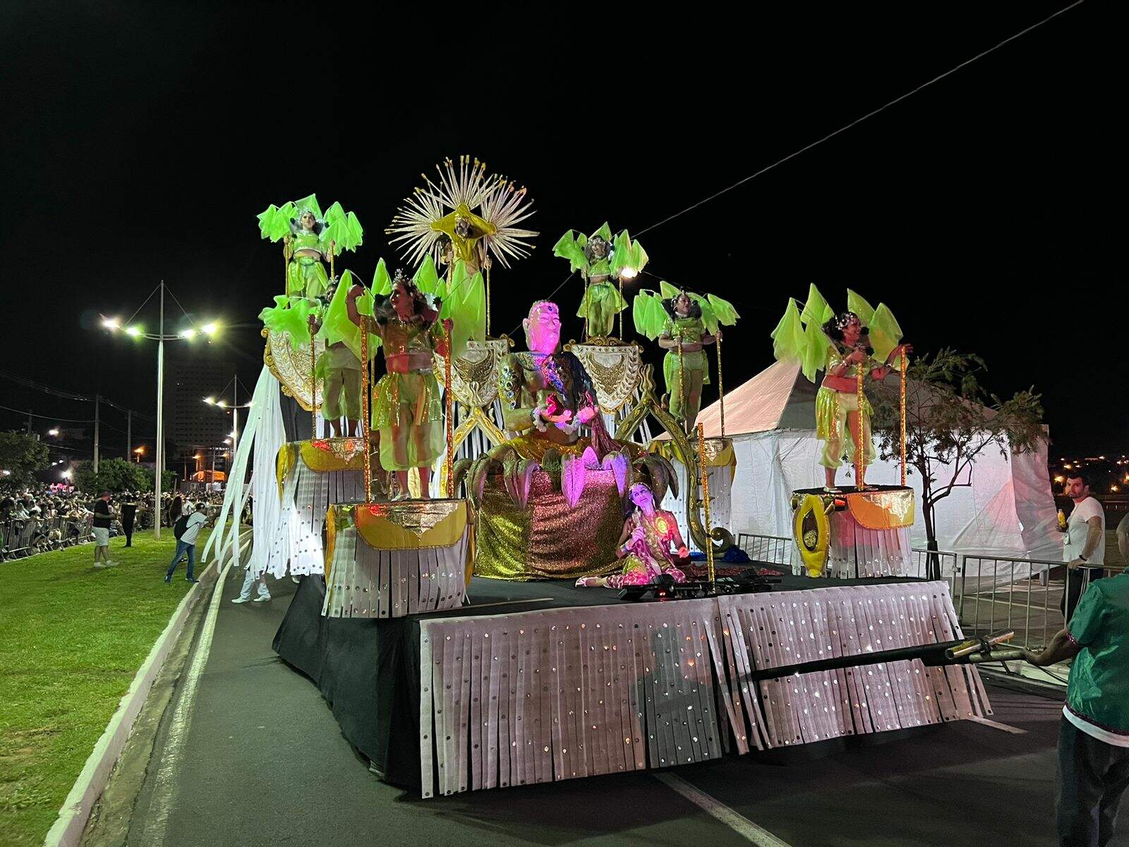Com carros alegóricos altos e coloridos, Escola de Samba Coroa Imperial desfila na avenida Jorge Zaiden. Foto: Laylla Paes
