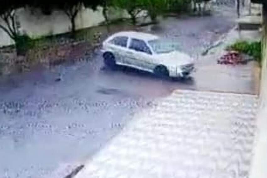Flagrante do carro no momento em que era furtado no bairro Elimar na região Sul de Franca
