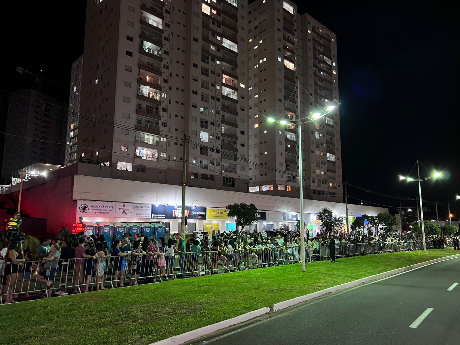 Com um bloco e três escolas, logo mais começa a 2.ª noite de Carnaval ...