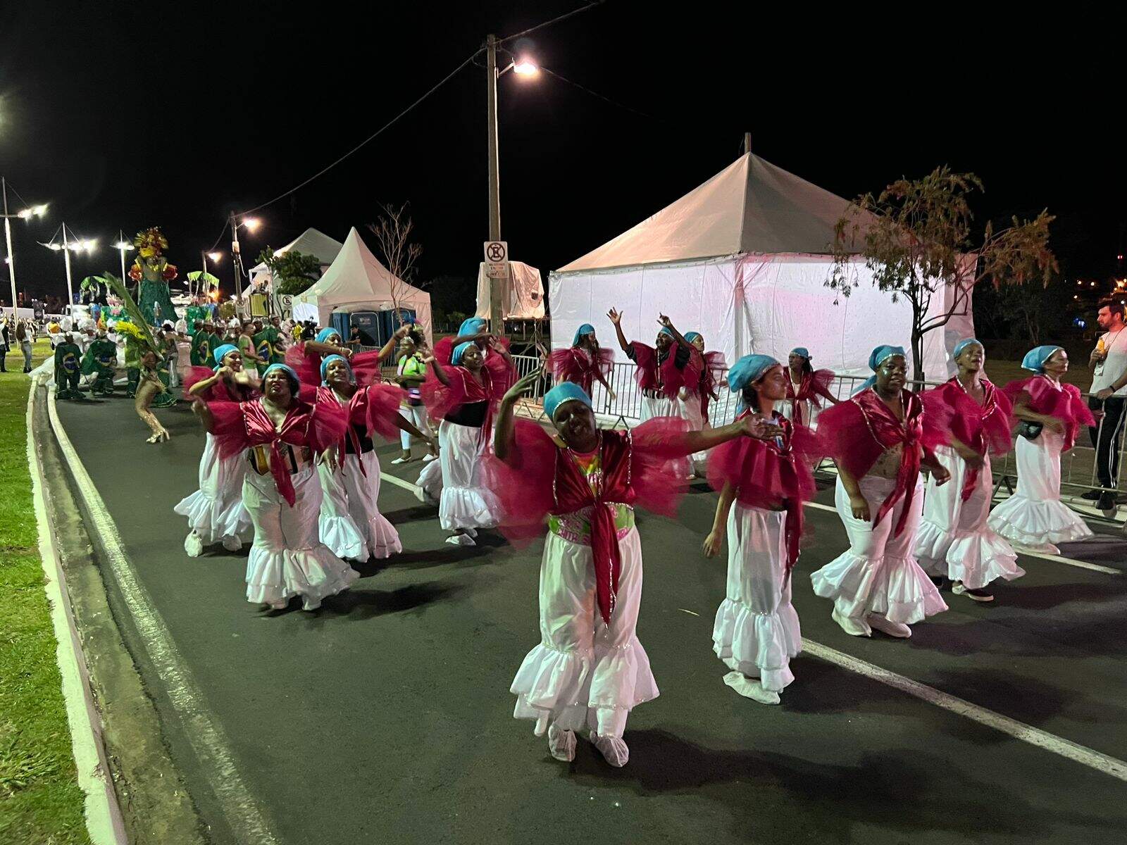 Coroa Imperial é a primeira escola de samba a desfilar na segunda noite de Carnaval de rua, em Bauru. Foto: Laylla Paes